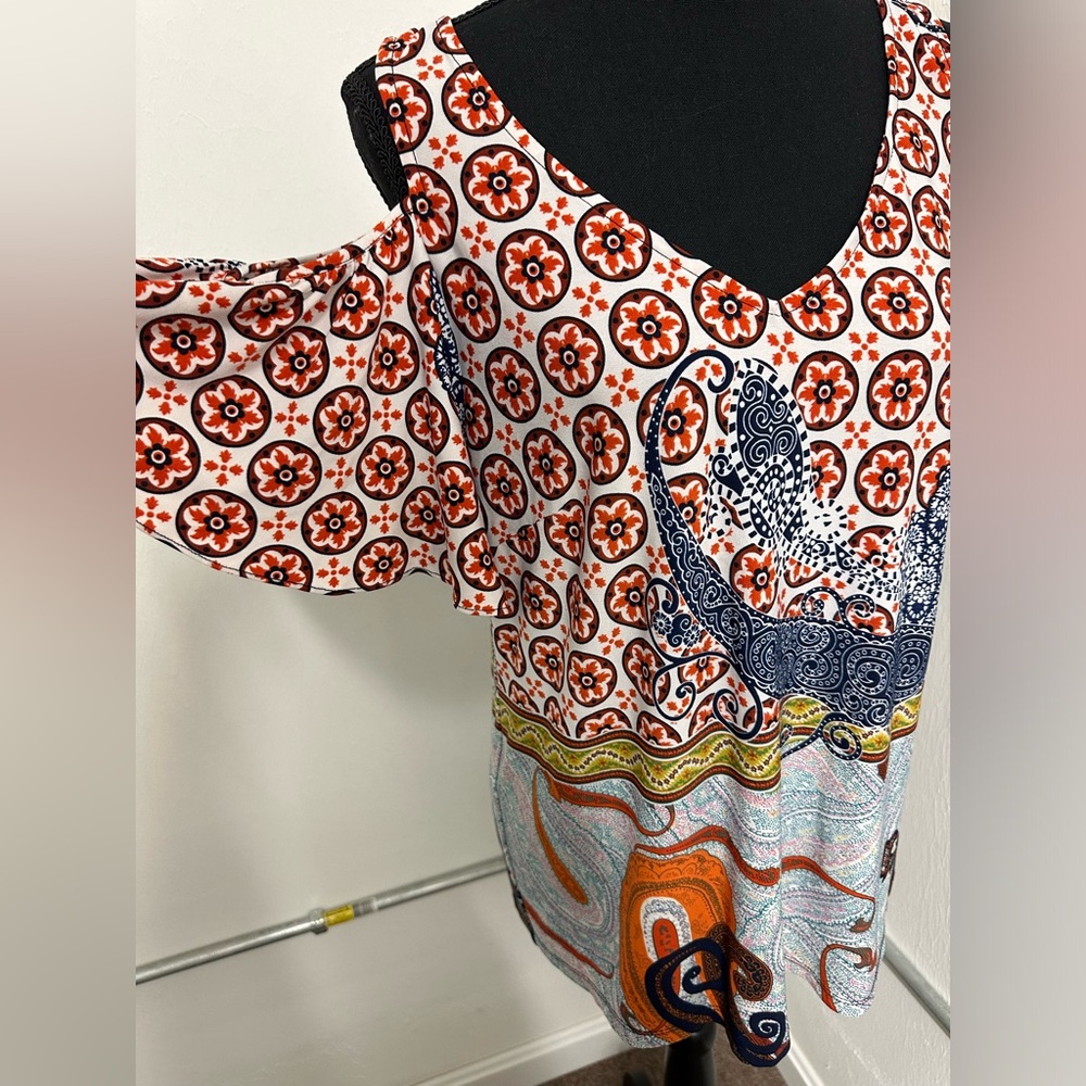 Multi-colored cold shoulder women’s top. V-beck.